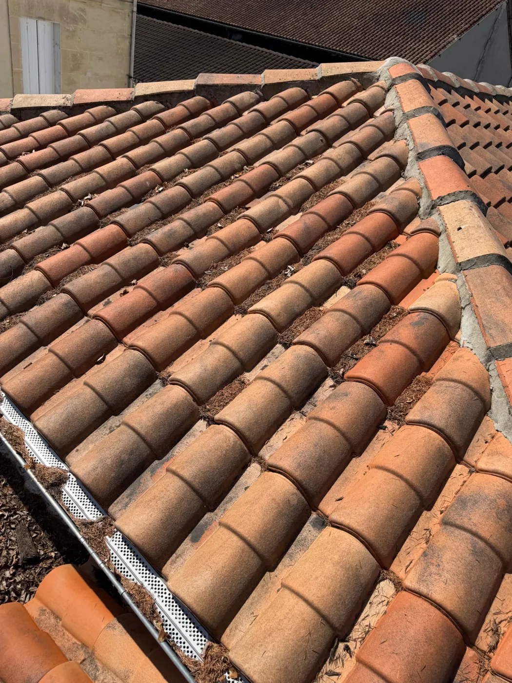 Travaux de couverture sur toiture en tuiles