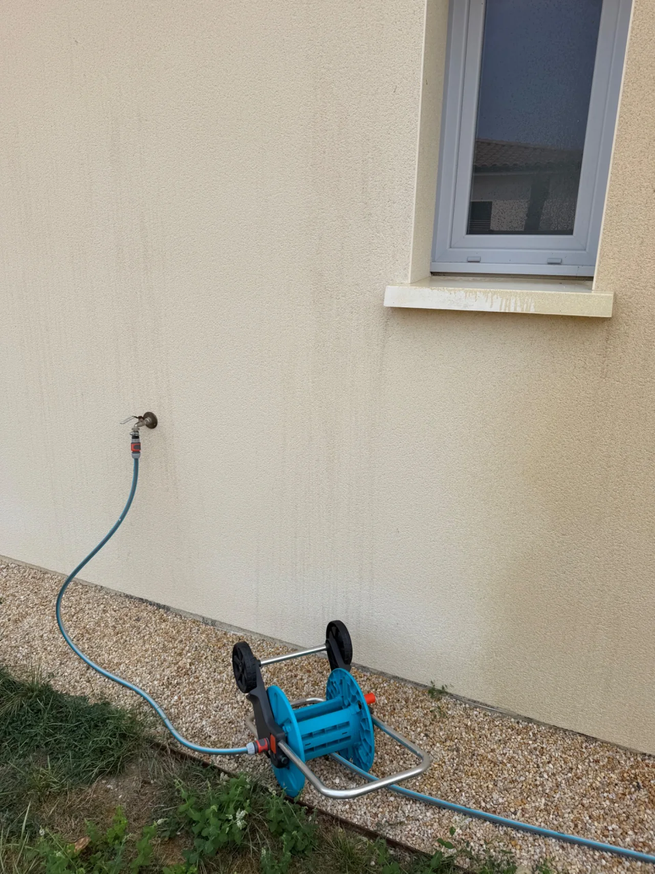 Façade enduite avant nettoyage avec traces et coulures